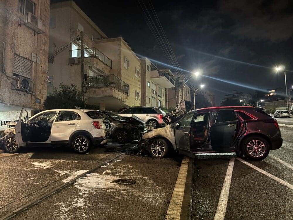 כלי רכב נשרפו בחיפה (צילום: כבאות והצלה)