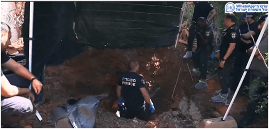 בור בו נקברה המנוחה בחצר הבית (צילום: משטרת ישראל)