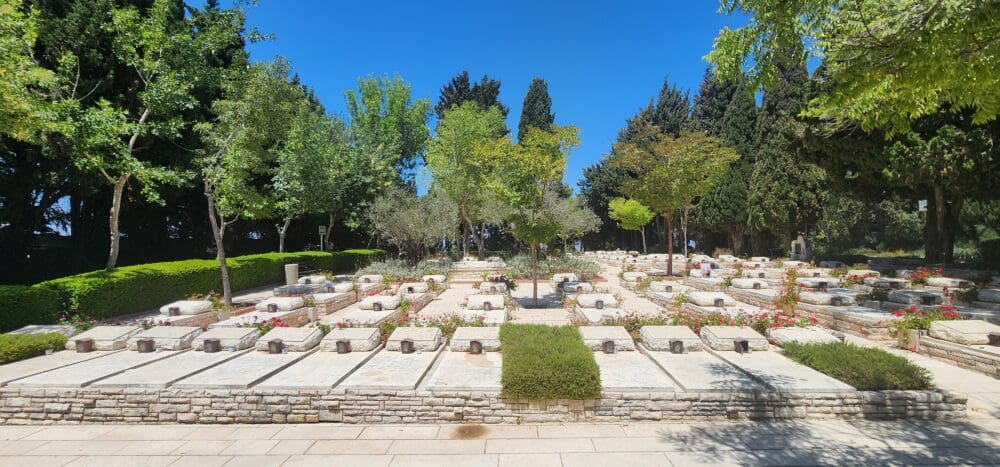 שורת הקברים הראשונה שבה בחלק מהקברים אין מצבה צבאית (צילום: אביגדור קורנבוים)