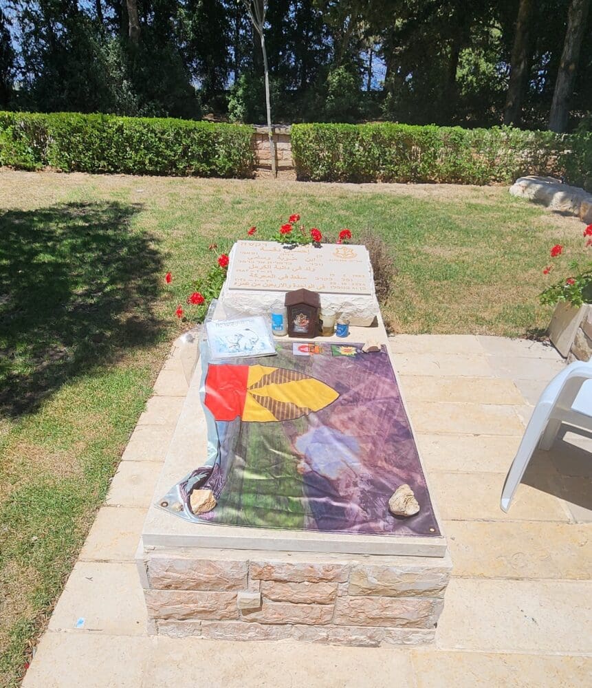 מצבת הקבר של אלמ אחסאן דקסה (צילום: אביגדור קורנבוים)