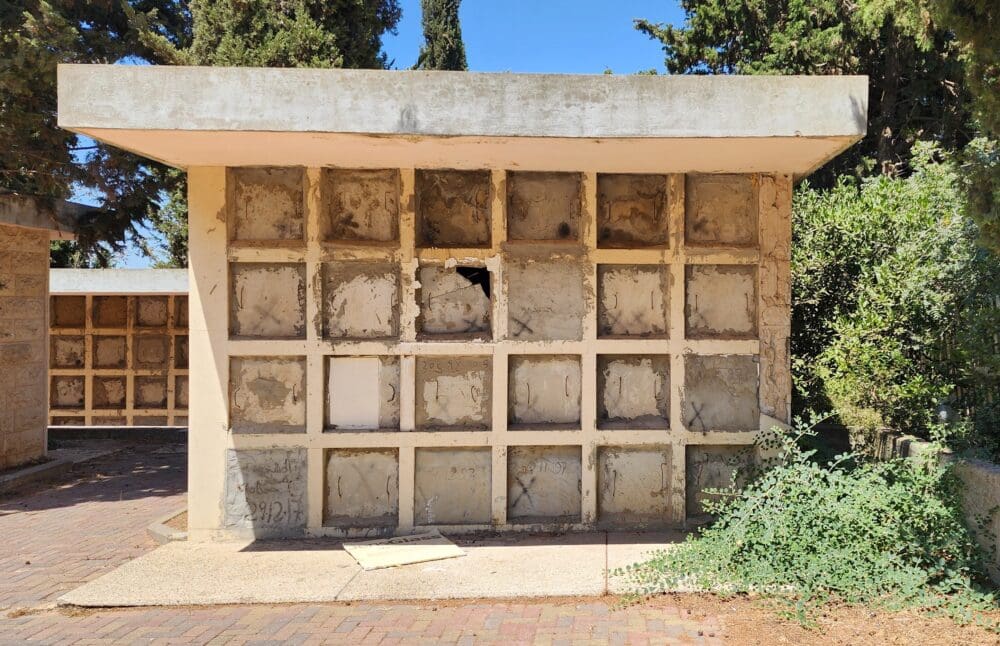  קבורה בכוכים לרוב ללא ציון שם הנפטר (צילום: אביגדור קורנבוים)