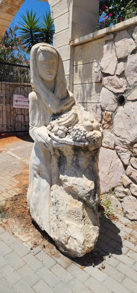 בפתח בית הקברות הנוצרי (צילום: אביגדור קורנבוים)