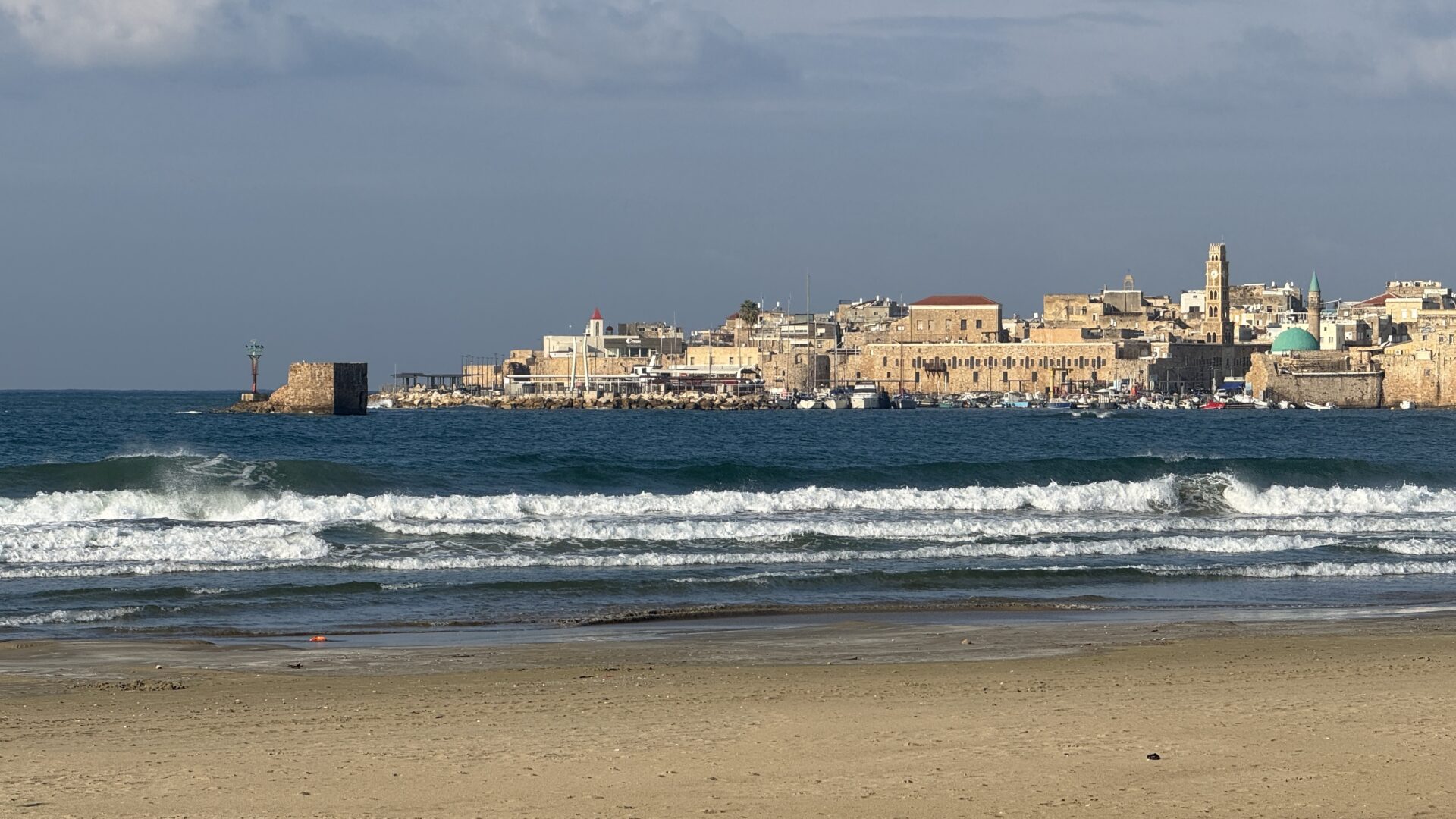 חומות העיר העתיקה והמרינה של עכו (צילום: ירון כרמי)