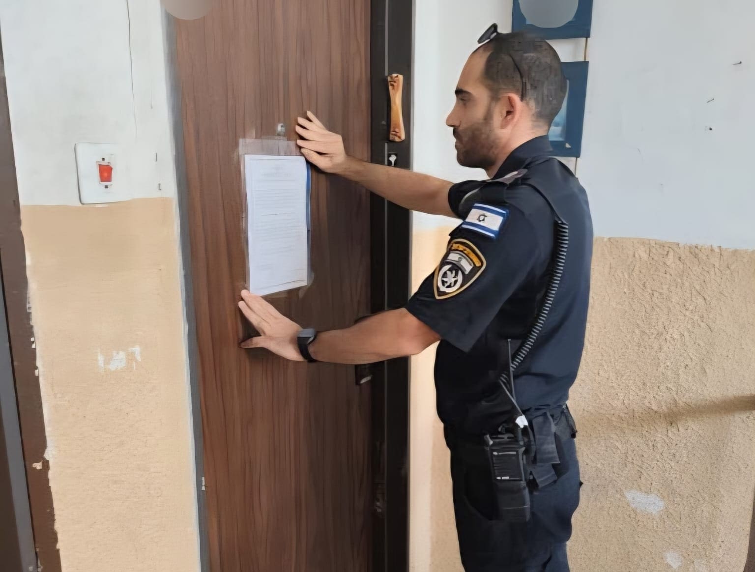 צו סגירה לדירה בחיפה (צילום: משטרת ישראל)