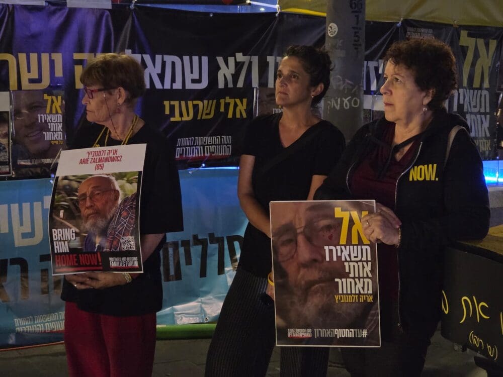 מפגש הדלקת נר לזכרו של אריה (זלמן) זלמנוביץ' ז"ל בכיכר החטופים בחיפה, עם השבתו לישראל (צילום: יעל הורוביץ)