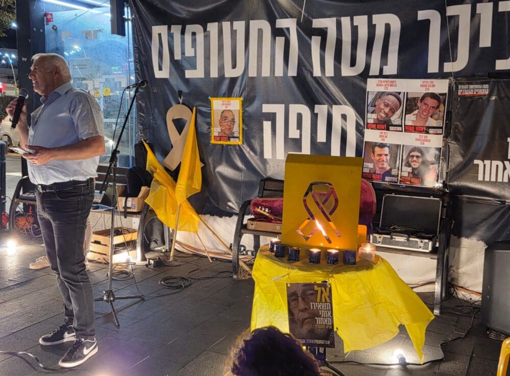 מפגש הדלקת נר לזכרו של אריה (זלמן) זלמנוביץ' ז"ל בכיכר החטופים בחיפה, עם השבתו לישראל (צילום: יעל הורוביץ)