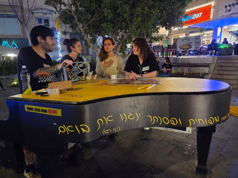 מפגש הדלקת נר לזכרו של אריה (זלמן) זלמנוביץ' ז"ל בחיפה, עם השבתו לישראל (צילום: יעל הורוביץ)