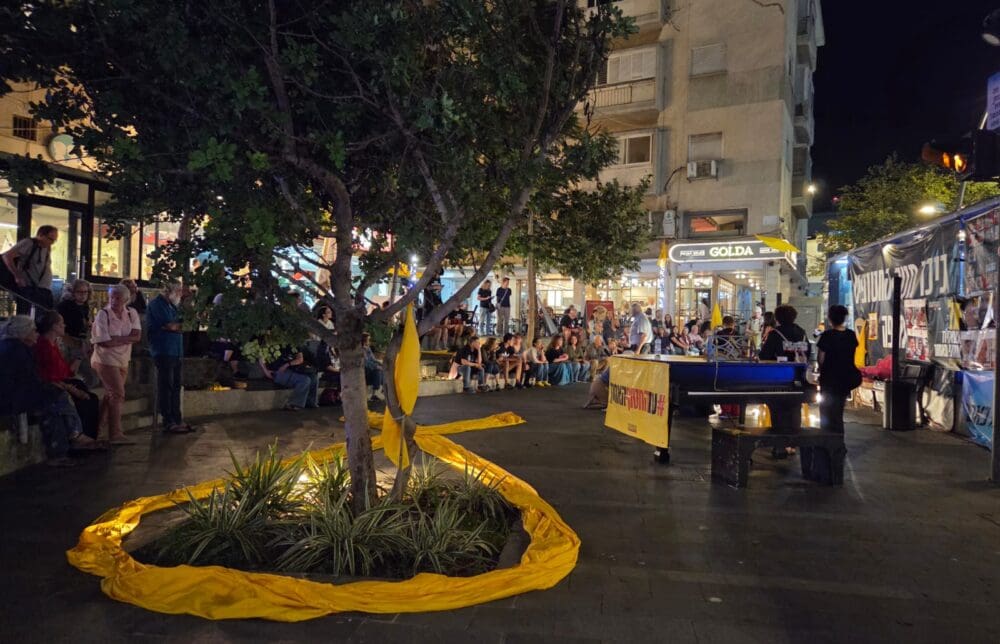 מפגש הדלקת נר לזכרו של אריה (זלמן) זלמנוביץ' ז"ל בכיכר החטופים בחיפה, עם השבתו לישראל (צילום: יעל הורוביץ)
