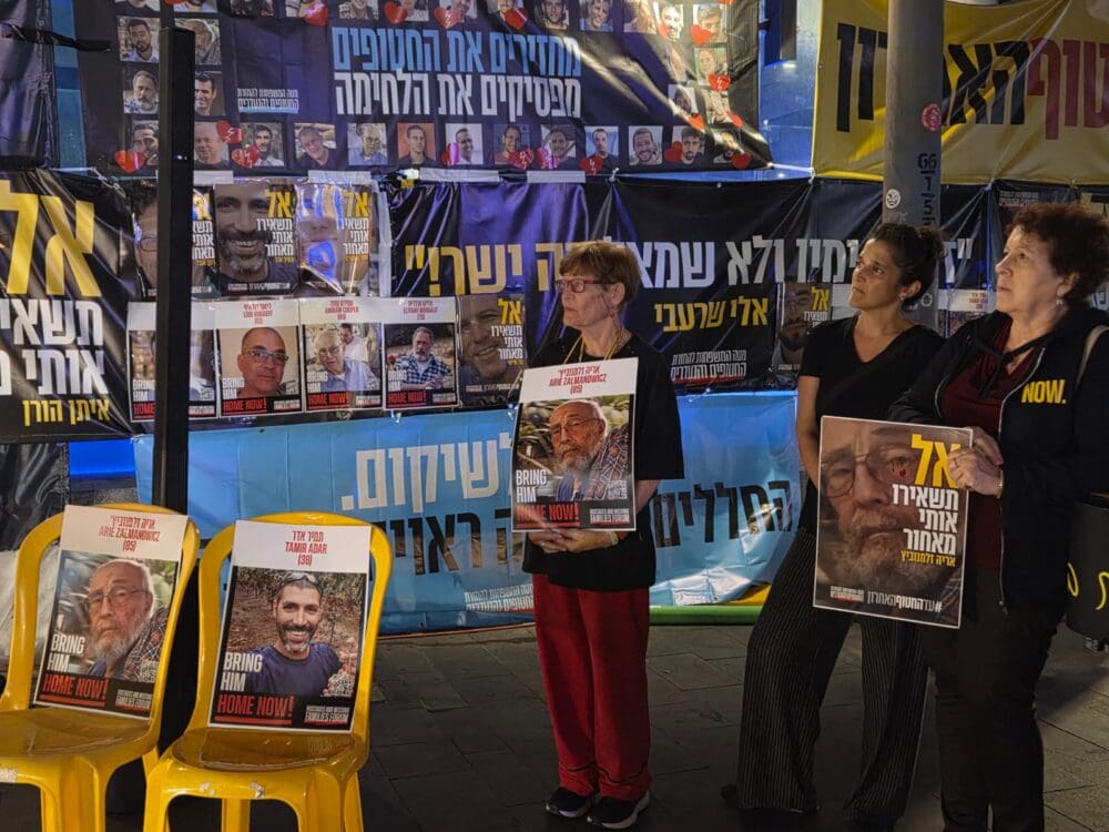 מפגש הדלקת נר לזכרו של אריה (זלמן) זלמנוביץ' ז"ל בכיכר החטופים בחיפה, עם השבתו לישראל (צילום: יעל הורוביץ)