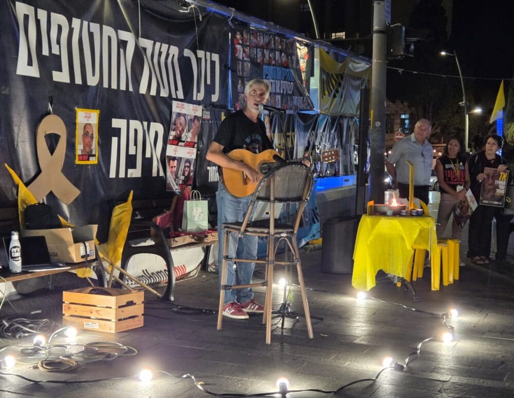 מפגש הדלקת נר לזכרו של אריה (זלמן) זלמנוביץ' ז"ל בכיכר החטופים בחיפה, עם השבתו לישראל (צילום: יעל הורוביץ)