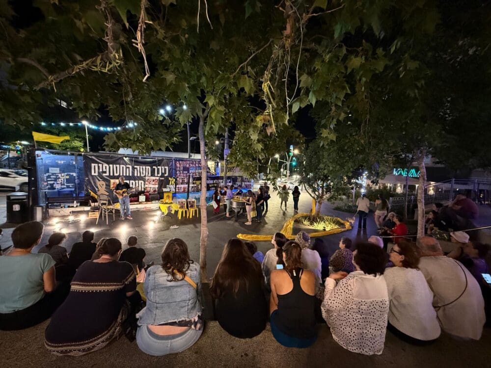 מפגש הדלקת נר לזכרו של אריה (זלמן) זלמנוביץ' בכיכר החטופים בחיפה (צילום: אילת מרקוביץ')