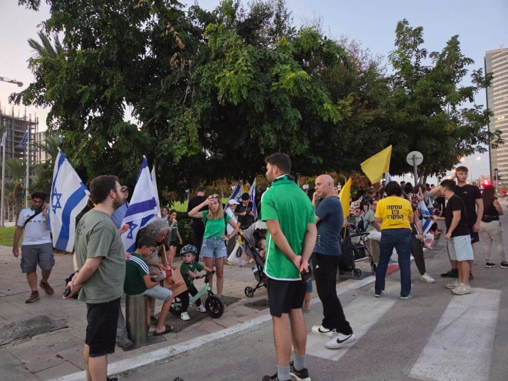 מחכים למתן: מתן אנגרסט, החייל החטוף לשעבר, יעבור באצטדיון סמי עופר בדרכו לביתו בקריית ביאליק (צילום: יעל הורביץ)