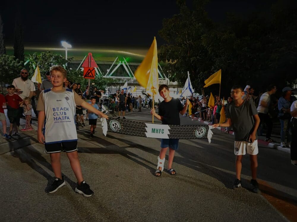 מחכים למתן אנגרסט:  החייל החטוף לשעבר, יעבור באצטדיון סמי עופר בדרכו לביתו בקריית ביאליק (צילום: יעל הורביץ)