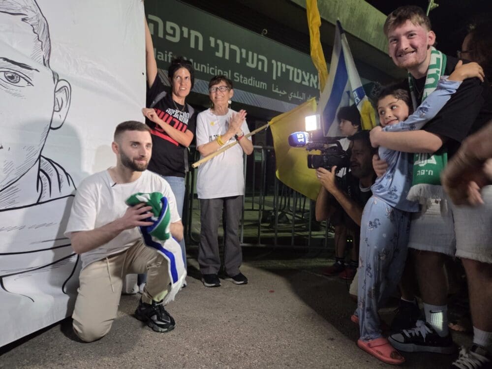 מתן אנגרסט: החייל החטוף לשעבר, מתקבל באהבה באצטדיון סמי עופר (צילום: יעל הורוביץ)