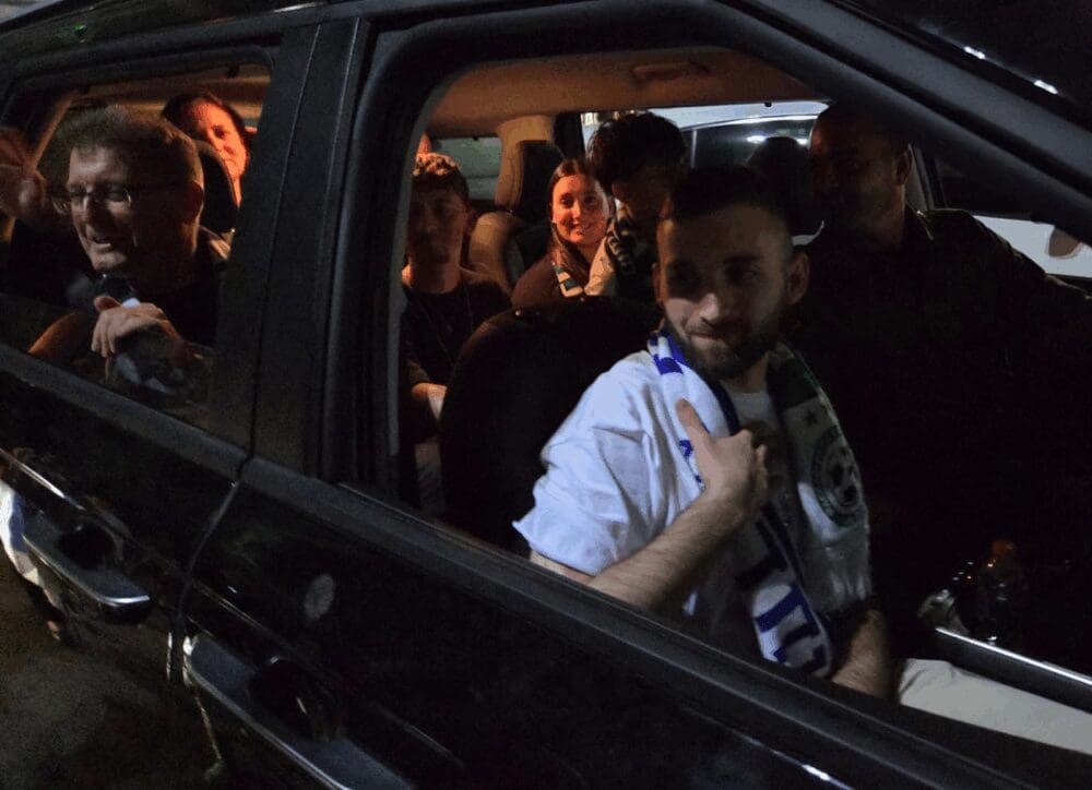 משפחתו של מתן אנגרסט: החייל החטוף לשעבר, מתקבל באהבה באצטדיון סמי עופר (צילום: יעל הורוביץ)