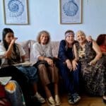 גיתית הראל-גליקמן – חיוכים… בעת השקת ספרה (צילום: רחלי אורבך)