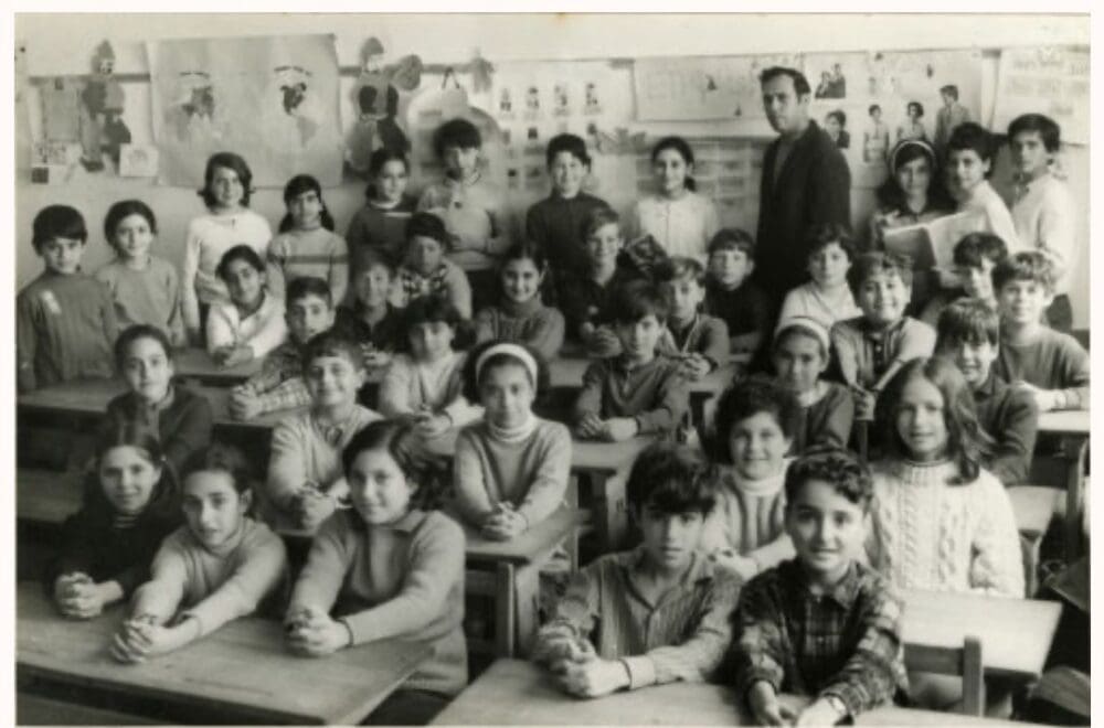 משה שרביט ז"ל (מימין) עם תלמידי כיתתו (כיתה ה'), בית הספר "דרור", קריית אליעזר, חיפה, 1968, יד בן צבי, אוסף משה שרביט.