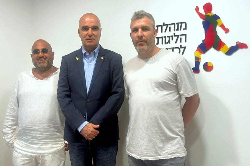 מימין, גיא פרימור, ארז כלפון וברק אברמוב (צילום: באדיבות מנהלת הליגות בכדורגל).