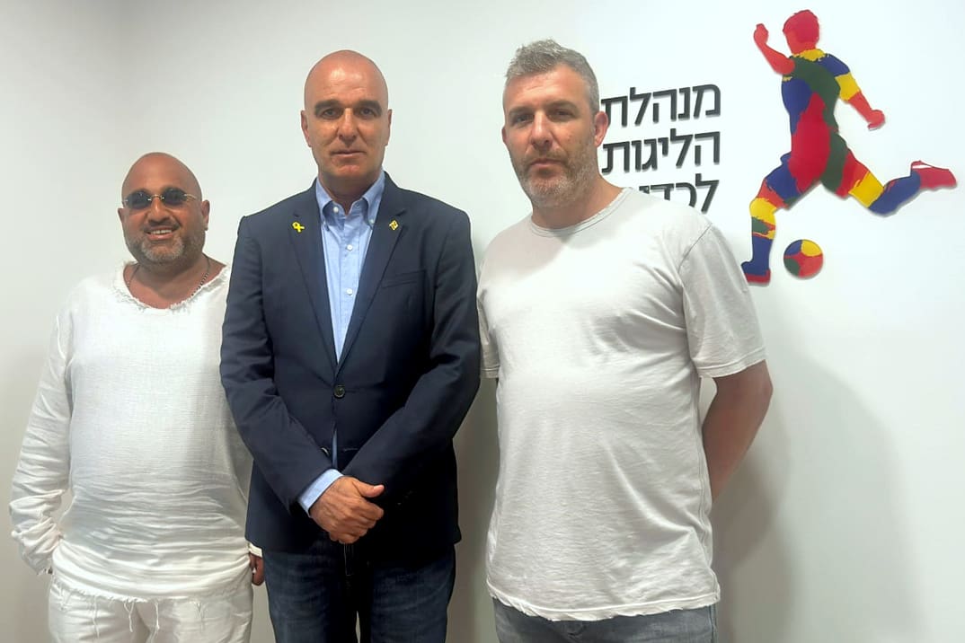 מימין, גיא פרימור, ארז כלפון וברק אברמוב (צילום: באדיבות מנהלת הליגות בכדורגל).