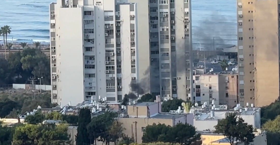 עשן שחור שעלה מבית מגורים בחיפה הקפיץ כוחות הצלה - בוקר יום ב' 27/10/25 (צילום: ירון כרמי)