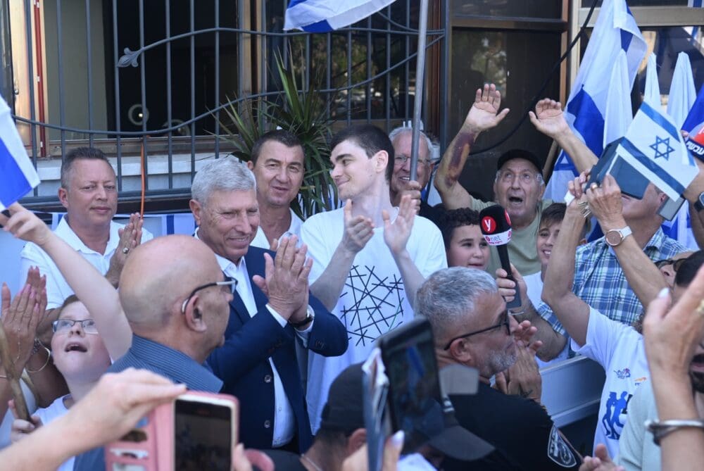 קבלת פנים לשורד השבי מקסים הרקין ואביו וסילי קונוננקו (צילום: עיריית קרית אתא)