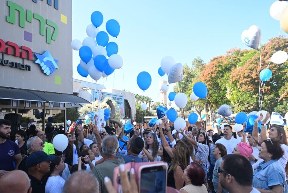 קבלת פנים לשורד השבי מקסים הרקין ואביו וסילי קונוננקו (צילום: עיריית קרית אתא)