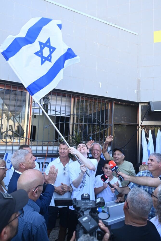 קבלת פנים לשורד השבי מקסים הרקין ואביו וסילי קונוננקו (צילום: עיריית קרית אתא)