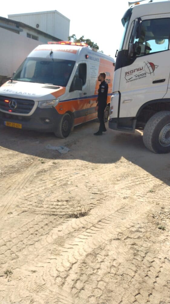 תאונת עבודה באתר בנייה בקרית אתא (צילום: איחוד הצלה)