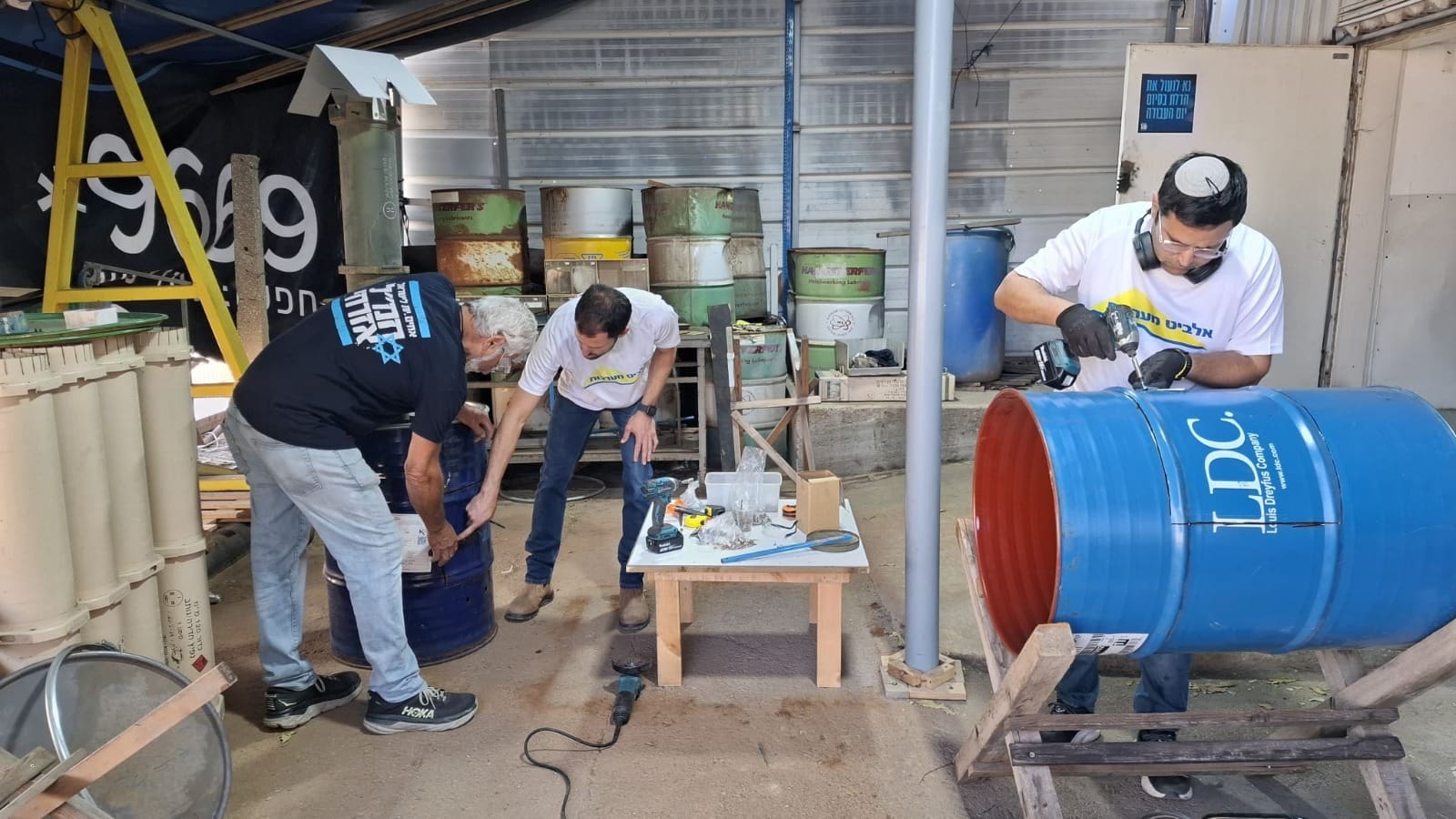 הכנת ציוד מפנק לחיילים (צילום: אלביט מערכות)