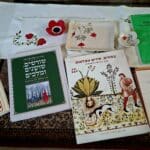 אמוץ דפני – לצד רימונים ופרחים, מבחר מתוך ספריו (צילום: רחלי אורבך)