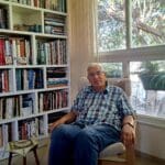 אמוץ דפני – במקום המועדף, הקרוב לספרים… (צילום: רחלי אורבך)