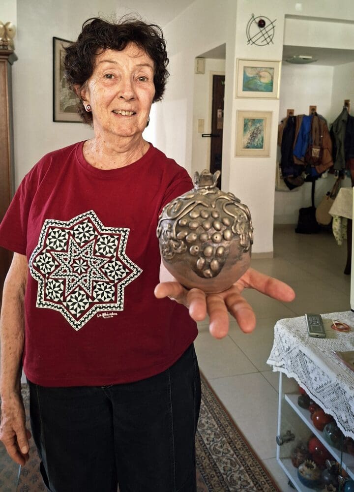 בבית אמוץ דפני - עירית דפני וזיקתה לילדותה ב"קבוצת רימון" (צילום: רחלי אורבך)