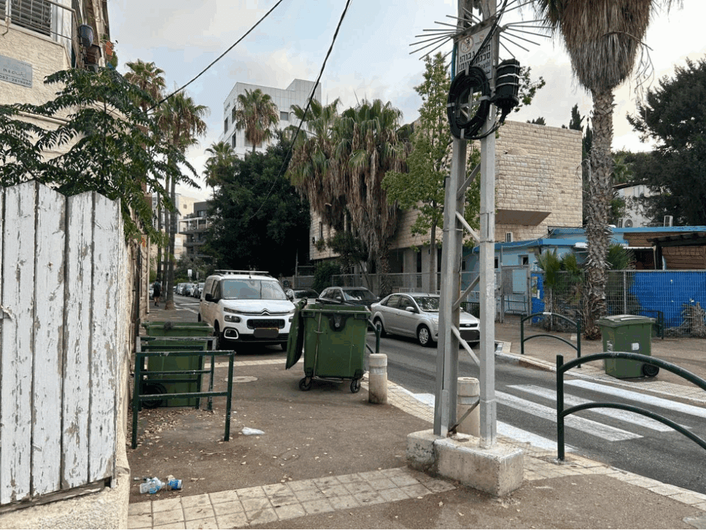 רחוב שגרתי בחיפה – זבל, סירחון וירידה לכביש (צילום: שחר מורג)