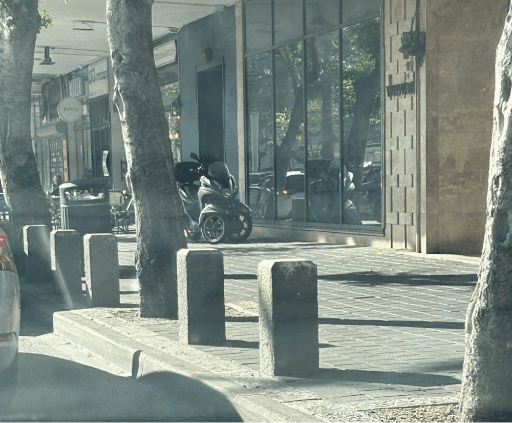 ניהול השימוש ברכב – מדרכות רחבות פנויות, עמודי חסימה וחזית מסחרית (צילום: שחר מורג)