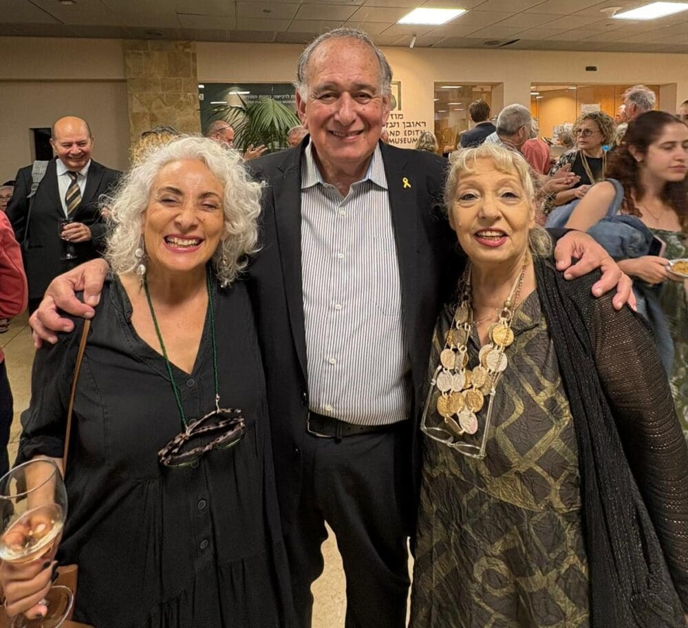 עליזה שקולניק, יונה יהב וכותבת המאמר טל קיזמן בקבלת הפנים פתיחת מוזיאון הייקים.(צילום: פרטי)