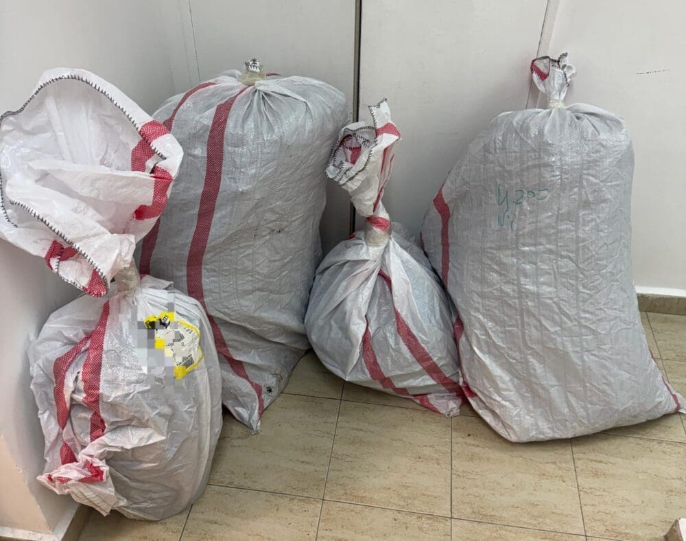 חומר החשוד כסם (צילום: משטרת ישראל)