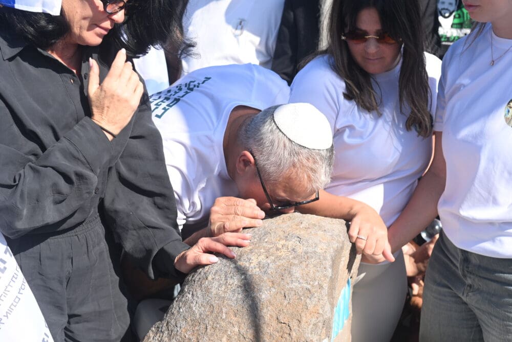 על קברו של אופיר (צילום: עיריית קריית אתא)
