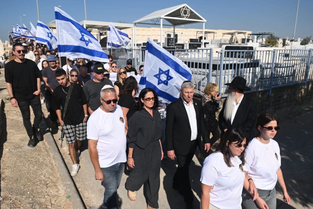  אופיר צרפתי הי"ד בדרכו האחרונה (צילום: עיריית קריית אתא)