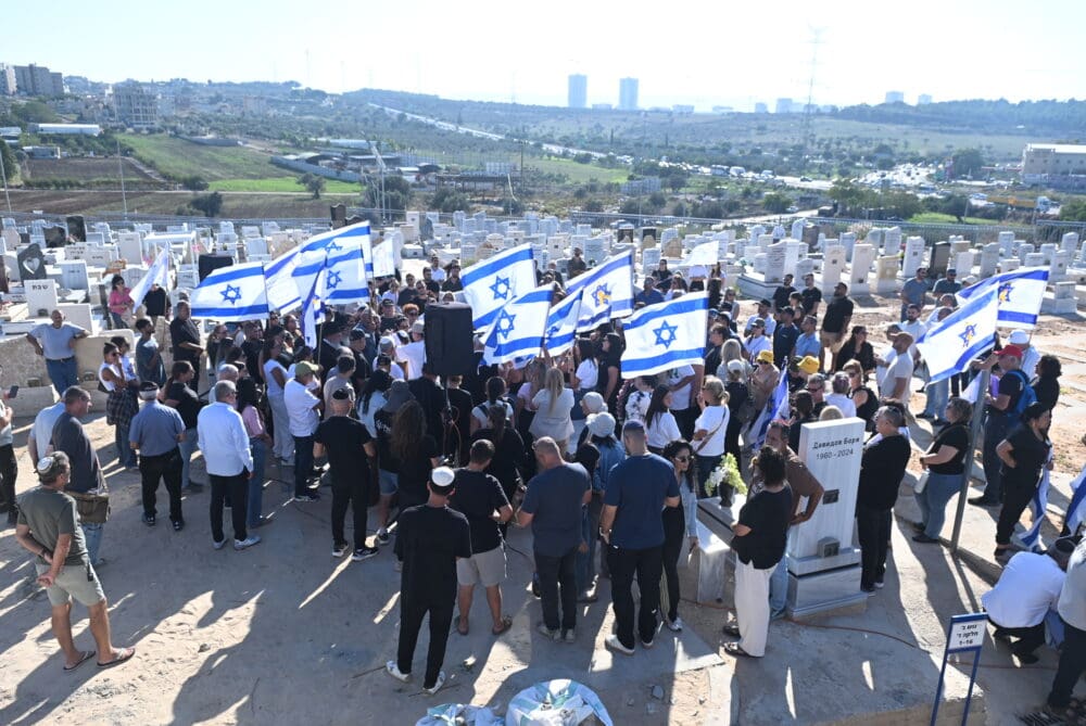  אופיר צרפתי הי"ד בדרכו האחרונה (צילום: עיריית קריית אתא)