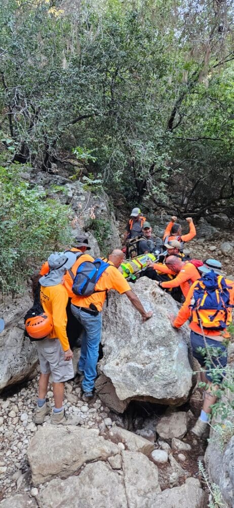 מטייל בן 80 חולץ מנחל אורן על ידי מתנדבי יחידת החילוץ גליל כרמל 31/10/25 (צילום: יח׳ החילוץ גליל כרמל)
