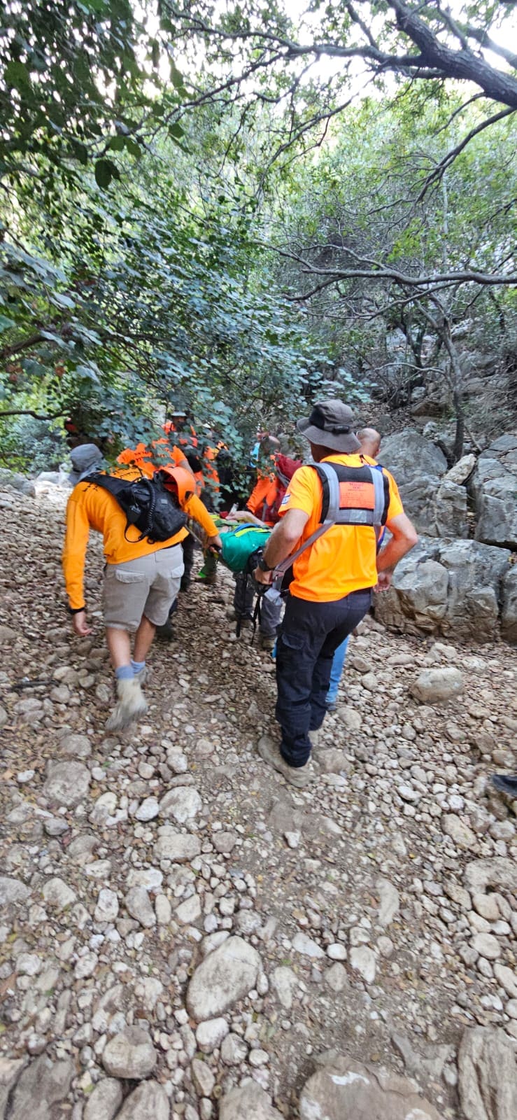 מטייל בן 80 חולץ מנחל אורן על ידי מתנדבי יחידת החילוץ גליל כרמל 31/10/25 (צילום: יח׳ החילוץ גליל כרמל)