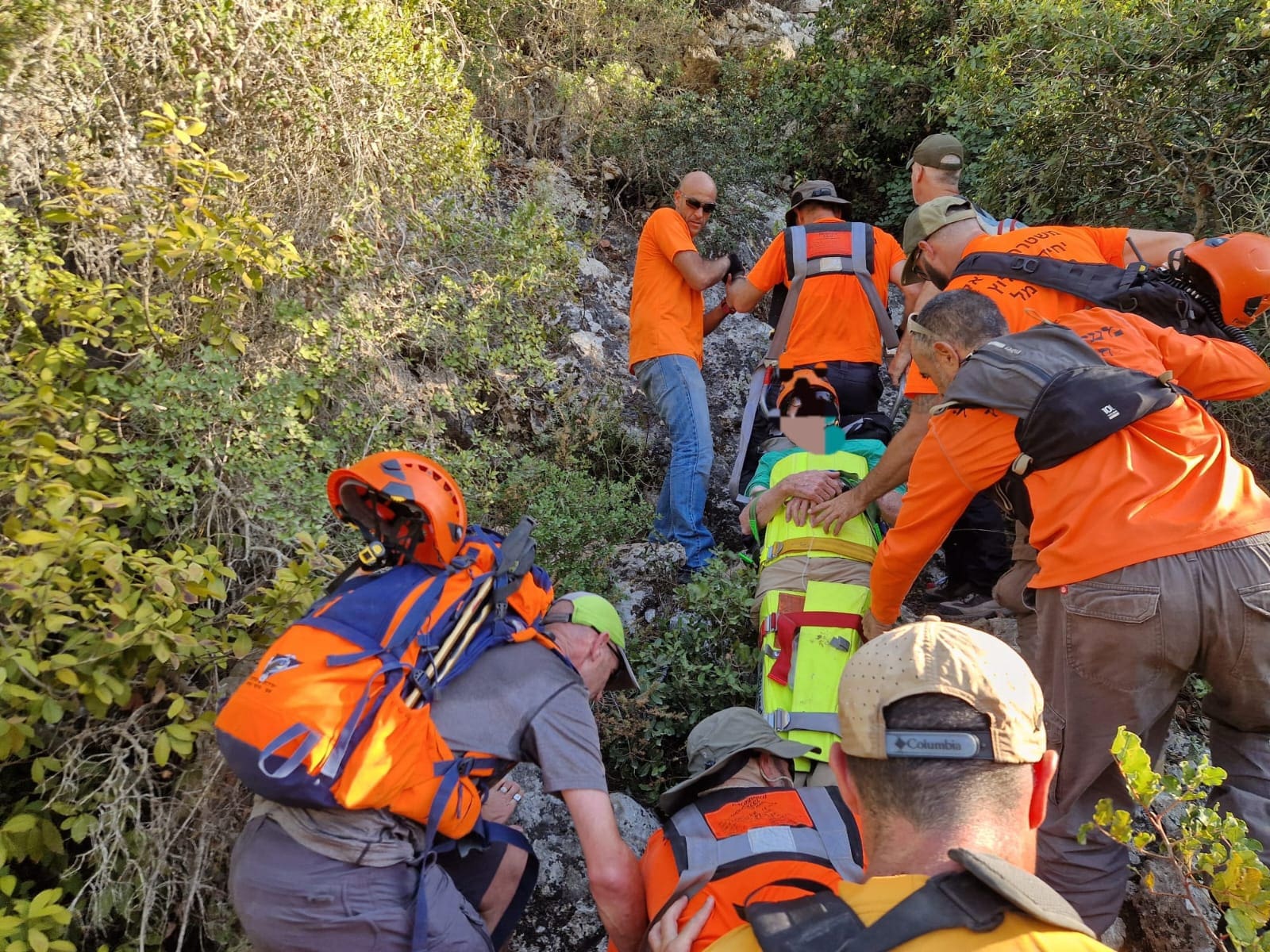 מטייל בן 80 חולץ מנחל אורן על ידי מתנדבי יחידת החילוץ גליל כרמל 31/10/25 (צילום: יח׳ החילוץ גליל כרמל)