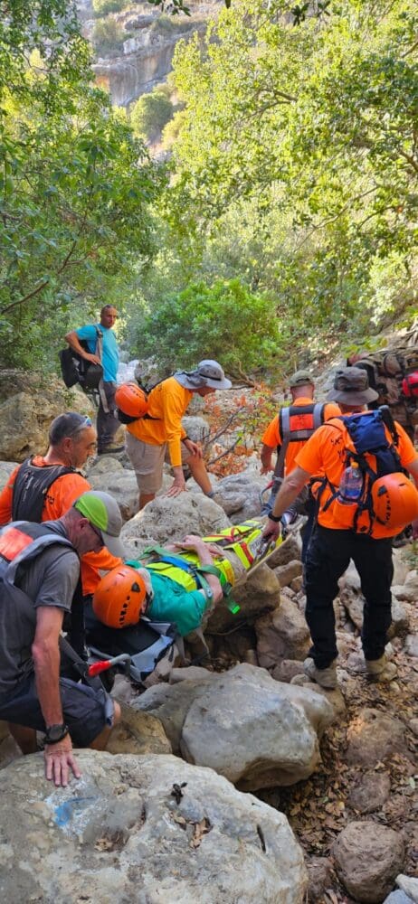 מטייל בן 80 חולץ מנחל אורן על ידי מתנדבי יחידת החילוץ גליל כרמל 31/10/25 (צילום: יח׳ החילוץ גליל כרמל)
