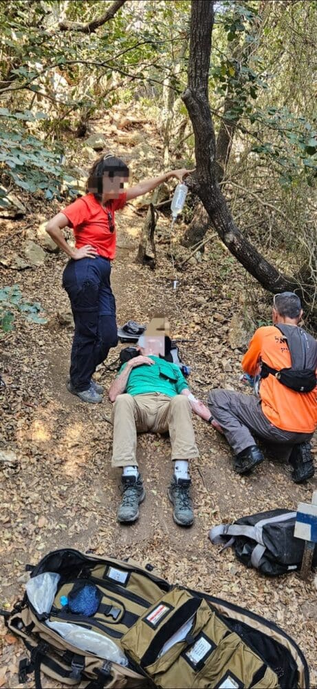 מטייל בן 80 חולץ מנחל אורן על ידי מתנדבי יחידת החילוץ גליל כרמל 31/10/25 (צילום: יח׳ החילוץ גליל כרמל)
