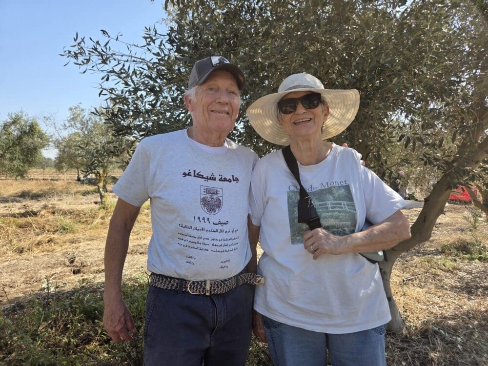 יהודית ויוסף דרורי מצבעון משתתפים במסיק במטע הסקוטי (צילום: יעל הורוביץ)