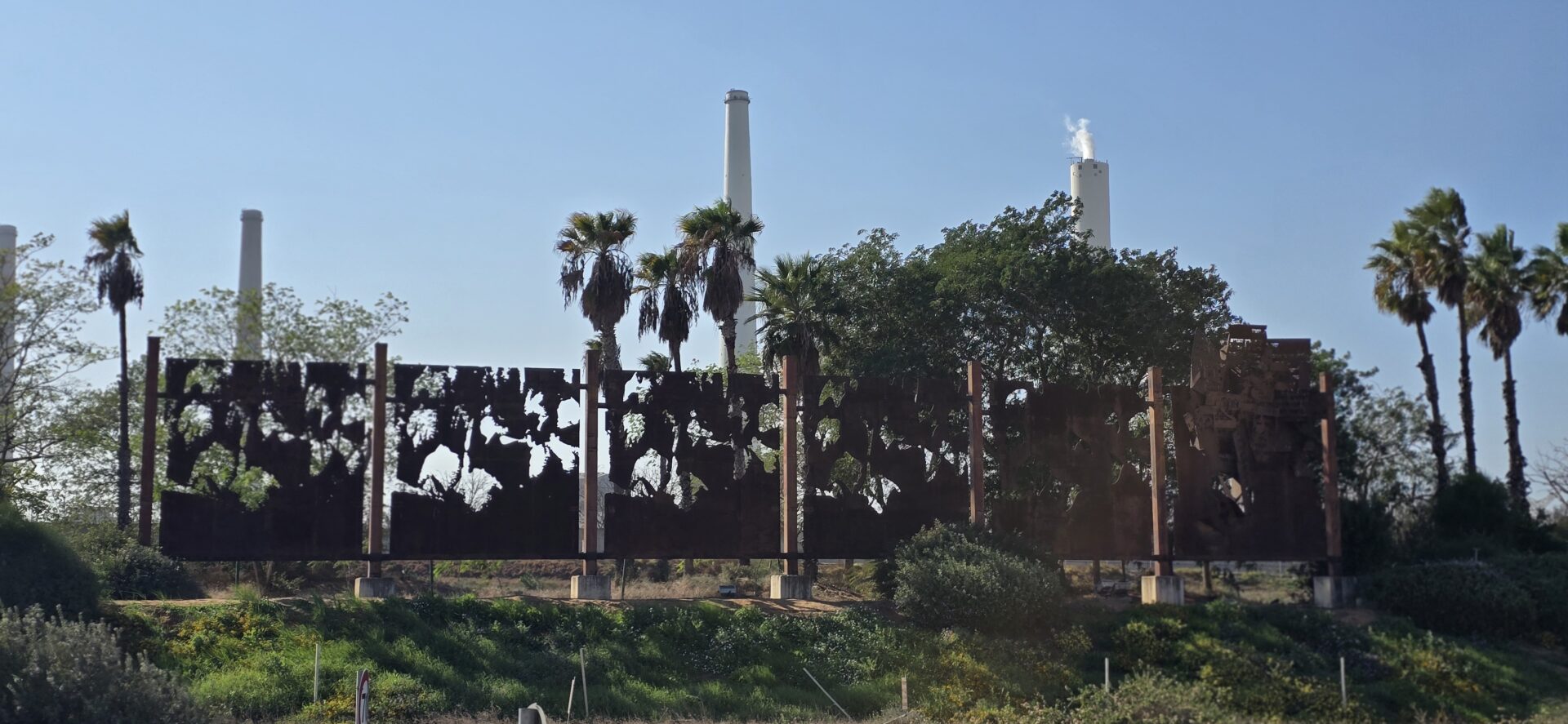 אנדרטת אורות רבין (צילום אביגדור קורנבוים)