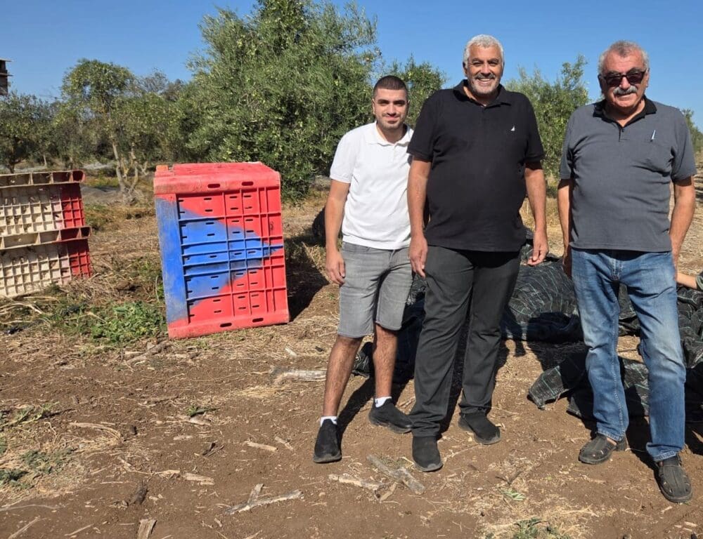 ג'סאן, יוסף ונעמאן אבו חטום, בעלי הקרקע - המטע הסקוטי (צילום: יעל הורוביץ)