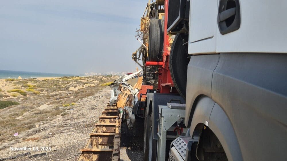 תאונת דרכים בין משאית לרכב מסחרי (צילום: כבאות והצלה)