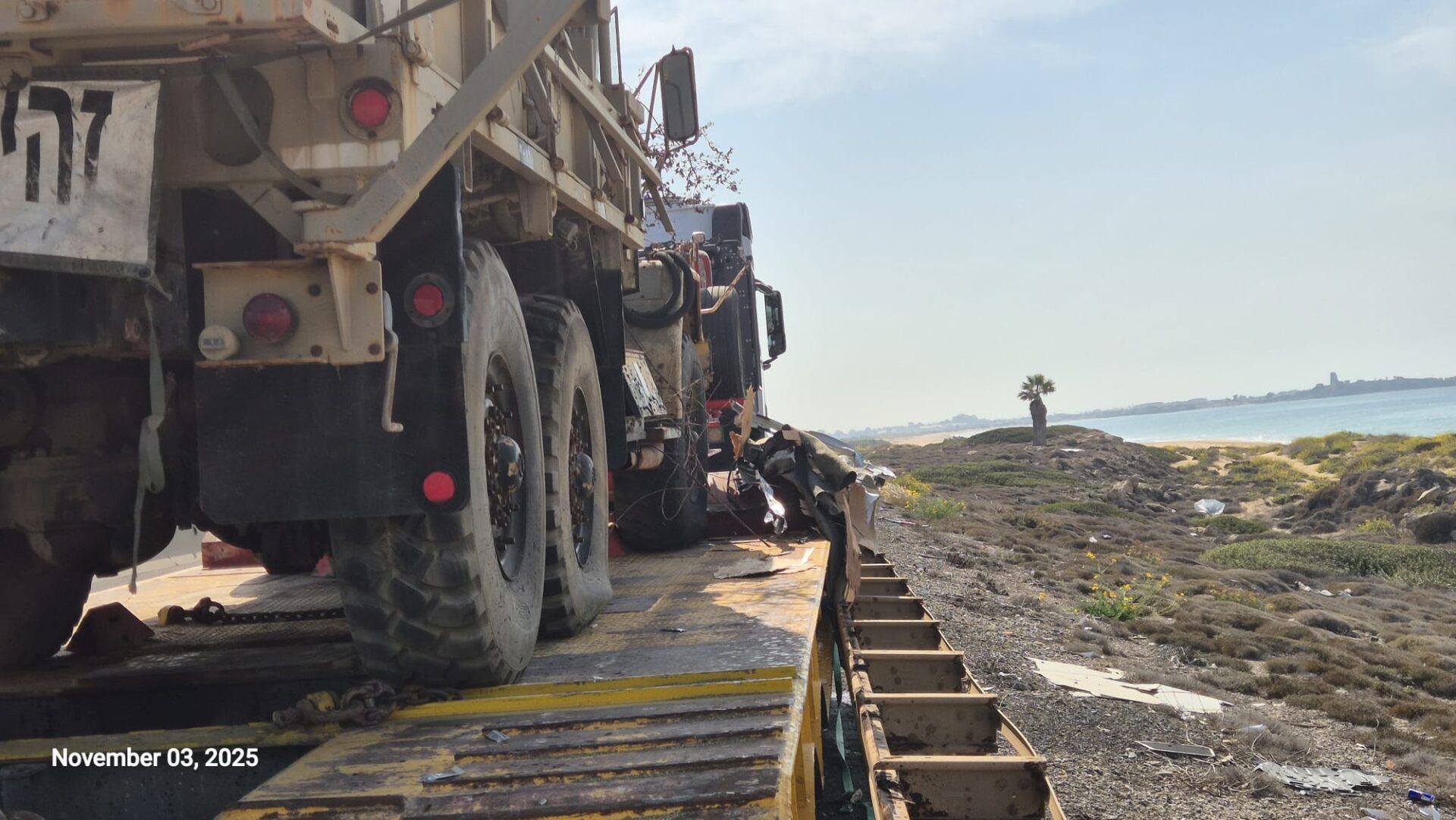 תאונת דרכים בין משאית לרכב מסחרי (צילום: כבאות והצלה)