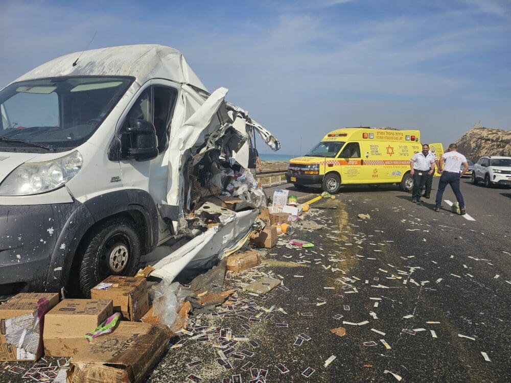 רכב מסחרי לאחר התאונה בכביש 2 (צילום: מד"א)